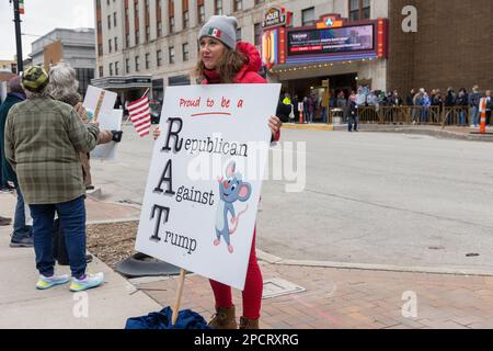 Davenport, Iowa, USA. 13. März 2023. Die Anti-Trump-Demonstranten richteten am 13. März 2023 im Adler Theater in Davenport, Iowa, USA, gegenüber dem ehemaligen Präsidenten Donald Trump eine Rallye ein. Eine Frau hielt einen Rupublikaner gegen ein Trump-Streikschild. Trump nimmt 2024 an seiner dritten Hauptkampagne für die US-Präsidentschaft Teil. Kredit: Keith Turrill/Alamy Live News Stockfoto