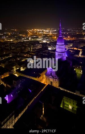 Blick aus der Vogelperspektive auf die Kuppel von Antonelli und die Basilika San Gaudenzio bei Nacht im Winter. Novara, Piemont, Italien. Stockfoto