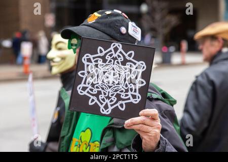 Davenport, Iowa, USA. 13. März 2023. Die Anti-Trump-Demonstranten richteten am 13. März 2023 im Adler Theater in Davenport, Iowa, USA, gegenüber dem ehemaligen Präsidenten Donald Trump eine Rallye ein. Eine Frau hielt eine Schneeflocke mit dem Wort LOSER versteckt im Design. Trump nimmt 2024 an seiner dritten Hauptkampagne für die US-Präsidentschaft Teil. Kredit: Keith Turrill/Alamy Live News Stockfoto