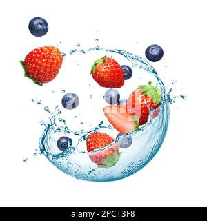 Erdbeeren und Blaubeeren mit Wasserspritzer in Kreisform, isoliert auf weißem Hintergrund Stockfoto