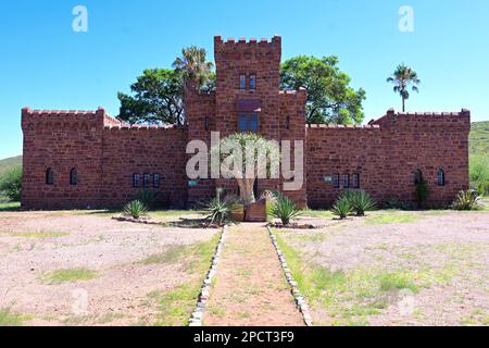 Kolonialschloss Duwisib in der Wüste Süd-Namib, Namibia, Afrika Stockfoto