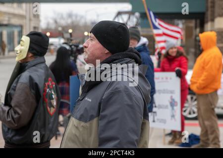 Davenport, Iowa, USA. 13. März 2023. Die Anti-Trump-Demonstranten richteten am 13. März 2023 im Adler Theater in Davenport, Iowa, USA, gegenüber dem ehemaligen Präsidenten Donald Trump eine Rallye ein. Trump nimmt 2024 an seiner dritten Hauptkampagne für die US-Präsidentschaft Teil. Kredit: Keith Turrill/Alamy Live News Stockfoto
