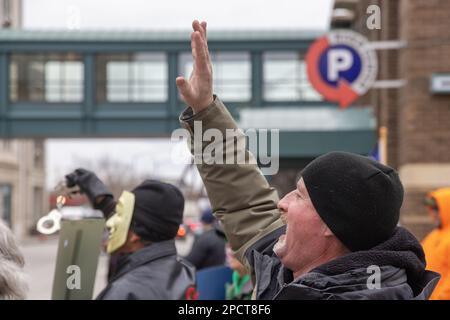 Davenport, Iowa, USA. 13. März 2023. Die Anti-Trump-Demonstranten richteten am 13. März 2023 im Adler Theater in Davenport, Iowa, USA, gegenüber dem ehemaligen Präsidenten Donald Trump eine Rallye ein. Ein Mann winkte und machte Schafgeräusche bei den Trump-Anhängern. Trump nimmt 2024 an seiner dritten Hauptkampagne für die US-Präsidentschaft Teil. Kredit: Keith Turrill/Alamy Live News Stockfoto