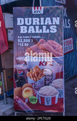 Werbebanner 'Duian Balls' bei KFC. Steung Meanchey, Phnom Penh, Kambodscha. © Kraig Lieb Stockfoto