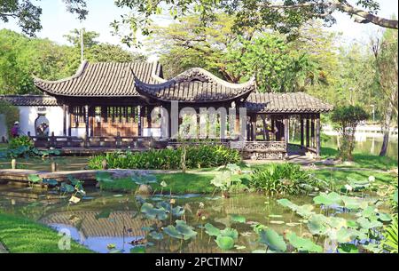 Traditioneller chinesischer Garten mit atemberaubenden Pavillons auf dem Teich der Lilien Stockfoto