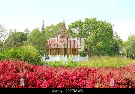 Fantastischer Pavillon im alten Thai-Stil mit Roten Coleus-Schläuchen im Vordergrund Stockfoto