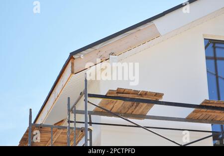 Installation von Soffit-Tafeln und Armaturen auf dem Dach der Dachtrassen. Stockfoto