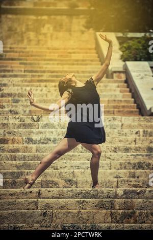 Balletttänzerin tanzt im Freien Stockfoto