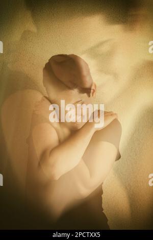 Doppelbelastung einer glücklichen jungen Frau Stockfoto