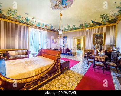 Zimmer im Empire-Stil im aristokratischen Barockpalast Filangeri-Cutò, auch bekannt als Palazzo Mirto - Palermo, Sizilien, Italien Stockfoto