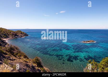 Blick aus einem hohen Winkel über den Ogliera-Strand, ein kleiner freier, wilder Strand mit dunklem Sand, Felsen und Steinen in der Nähe von Pomonte Stockfoto