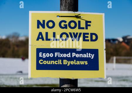 Schild „Golf nicht erlaubt“ am Rand eines öffentlichen Fußballplatzes Stockfoto