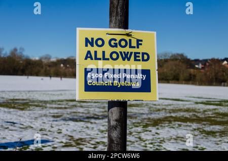 Schild „Golf nicht erlaubt“ am Rand eines öffentlichen Fußballplatzes Stockfoto