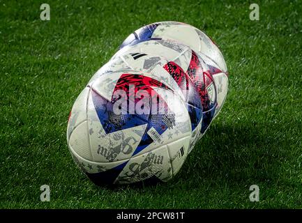 Fußballbälle stehen auf dem Pich Stockfoto