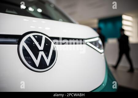 Berlin, Deutschland. 14. März 2023. Das VW-Logo auf einem Ausweis Buzz. Kredit: Michael Kappeler/dpa/Alamy Live News Stockfoto