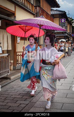 Geisha und "Maiko" (Lehrling Geisha) in Hanamikoji Dori Straße. Geisha ist des Gion.Kyoto Gebietes. Kansai, Japan. Stockfoto