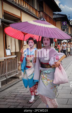 Geisha und "Maiko" (Lehrling Geisha) in Hanamikoji Dori Straße. Geisha ist des Gion.Kyoto Gebietes. Kansai, Japan. Stockfoto