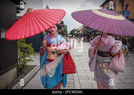 Geisha und "Maiko" (Lehrling Geisha) in Hanamikoji Dori Straße. Geisha ist des Gion.Kyoto Gebietes. Kansai, Japan. Stockfoto