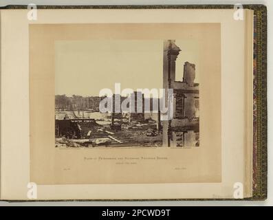 Ruinen von Petersburg und Richmond Eisenbahnbrücke, über den James. Illus. In: Gardners fotografisches Skizzenbuch des Krieges / Alexander Gardner. Washington, D.C. : Philp & Solomons, [c1866], v. 2, no 88, Copyright A. Gardner, Titel von item. Bridges, Virginia, Richmond, 1860-1870, Kriegsschaden, Virginia, Richmond, 1860-1870, Rivers, Virginia, Richmond, 1860-1870, James River (Va), 1860-1870, Vereinigte Staaten, Geschichte, Bürgerkrieg, 1861-1865, Zerstörung und Plünderung, Union, Usa, Geschichte, Bürgerkrieg, 1861-1865, Transport. Stockfoto