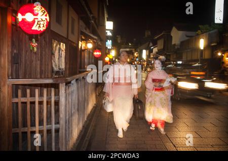 Geisha und "Maiko" (Lehrling Geisha). Hanamikoji Dori Straße. Geisha ist des Gion.Kyoto Gebietes. Kansai, Japan. Stockfoto