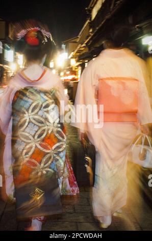 Geisha und "Maiko" (Lehrling Geisha). Hanamikoji Dori Straße. Geisha ist des Gion.Kyoto Gebietes. Kansai, Japan. Stockfoto