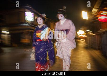 Geisha und "Maiko" (Lehrling Geisha). Hanamikoji Dori Straße. Geisha ist des Gion.Kyoto Gebietes. Kansai, Japan. Stockfoto