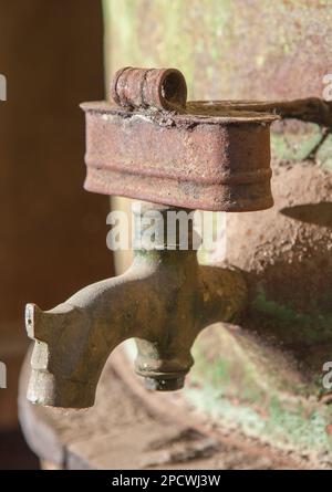 Rostige Wasserhähne aus dem alten Olivenölfass. Alte Farm Stockfoto