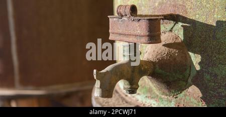 Rostige Wasserhähne aus dem alten Olivenölfass. Alte Farm Stockfoto