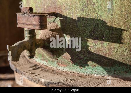 Rostige Wasserhähne aus dem alten Olivenölfass. Alte Farm Stockfoto