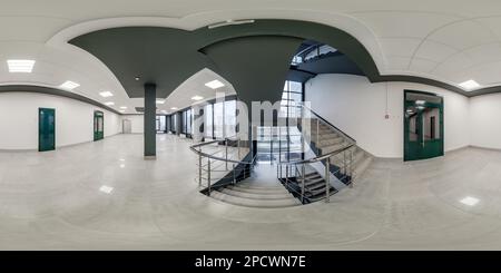 360 Grad Panorama Ansicht von Nahtloser, kugelförmiger 360-Panoramablick in einem leeren, modernen Saal mit Säulen und Treppe, Türen und Panoramafenstern in einem rechteckigen Projekt