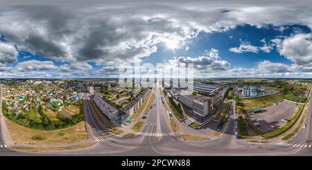 360 Grad Panorama Ansicht von Luftnahtloser, kugelförmiger Hdri 360 Panoramablick aus großer Höhe über die breite Allee in der Provinzstadt in gleichrechteckiger Projektion. Darf li verwenden