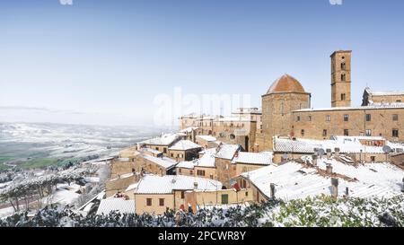 Blick auf die Stadt Volterra nach einem Schneefall im Winter. Provinz Pisa, Toskana, Italien, Europa. Stockfoto