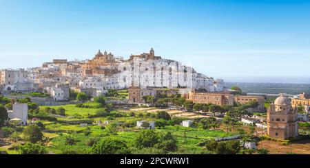 Ostuni, die Weiße Stadt. Panoramablick auf die Skyline und die Kirche Madonna della Grata, die Provinz Brindisi, Apulien oder Apulien. Italien, Europa. Stockfoto