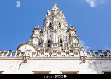 Blick aus dem niedrigen Winkel auf den Turm des Brüsseler Rathauses. Stockfoto