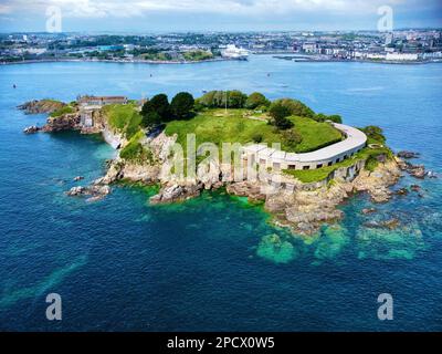 Ein Luftblick auf Drake's Island in Plymouth UK, blauer Himmel mit weißen Wolken Stockfoto