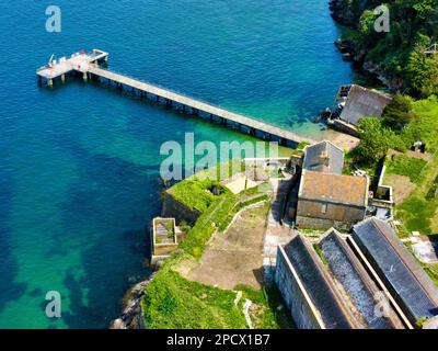 Luftaufnahme der Stadt in der Nähe des Ozeans auf Drake's Island Stockfoto