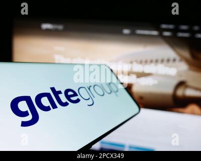 Smartphone mit Logo der Schweizer Gategroup Holding AG auf dem Bildschirm vor der Business-Website. Fokus auf der linken Seite des Telefondisplays. Stockfoto