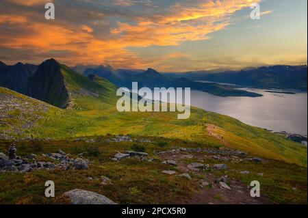 Blick vom Husfjellet-Berg auf Senja Island im Norden Norwegens bei Sonnenuntergang Stockfoto