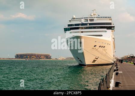 Doha, Katar - 10. Dezember 2022: Alter Hafen von Doha (Mina District), am Nachmittag geparktes Boot und Bootstour für Besucher der FIFA-Weltmeisterschaft Stockfoto