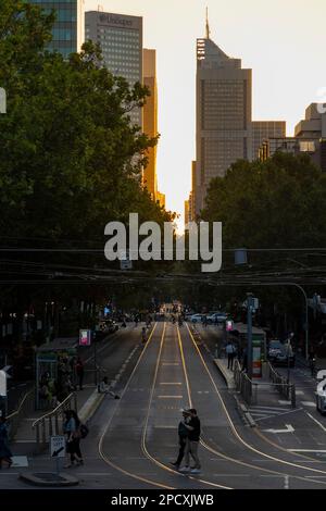 Blick auf die Bourke Street bei Sonnenuntergang, Melbourne, Victoria, Australien Stockfoto