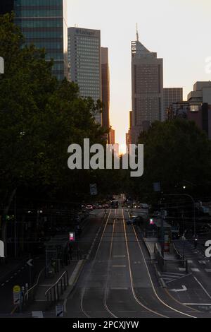 Blick auf die Bourke Street bei Sonnenuntergang, Melbourne, Victoria, Australien Stockfoto