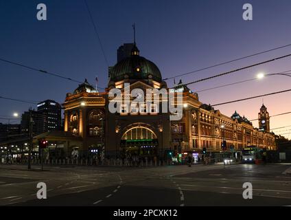 Flinders Street Station bei Nacht, Melbourne, Victoria, Australien Reisen - - Flinders Street - Melbourne - Victoria - Australien - 9. Februar 202 Stockfoto