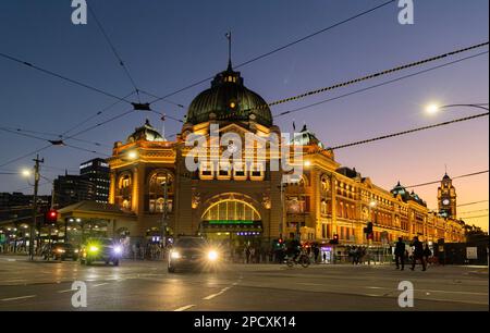 Flinders Street Station in der Nacht, Melbourne, Victoria, Australien Stockfoto