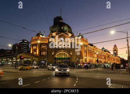 Flinders Street Station in der Nacht, Melbourne, Victoria, Australien Stockfoto