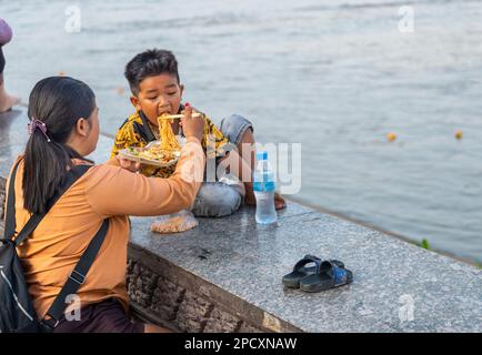 Phnom Penh, Kambodscha-Dezember 23 2023: Die Riverside Promenade ist ein Ort für Khmer-Familien, um zu essen, zu beten und gesellig zu sein, neben dem Tonle Stockfoto