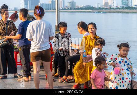 Phnom Penh, Kambodscha-Dezember 23 2023: Die Riverside Promenade ist ein Ort für Khmer-Familien, um zu essen, zu beten und gesellig zu sein, neben dem Tonle Stockfoto