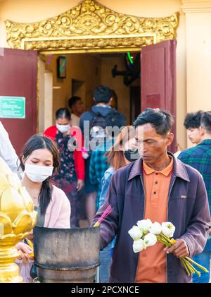 Phnom Penh, Kambodscha-Dezember 23 2023: Entlang der Riverside Promenade versammeln sich fromme Khmer Männer, Frauen und Familien an den relativ kühlen, späten Nachmittagen Stockfoto