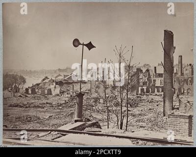 Ruinen in der Nähe von Arsenal und Tredegar Iron Works, Richmond, Virginia, April 1865. Nein B597, Titel von Artikel, Geschenk; Oberst Godwin Ordway; 1948. Eisenindustrie, USA, Geschichte, Bürgerkrieg, 1861-1865, Zerstörung und Plünderung, Vereinigte Staaten, Virginia, Richmond. Stockfoto