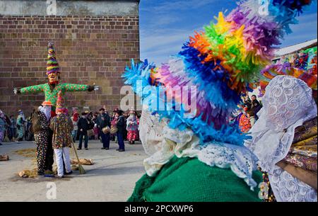 Miel Otxin und Txatxos der Zortziko Tanz. In Frontón´. Lantz Karneval. Navarra. Spanien Stockfoto