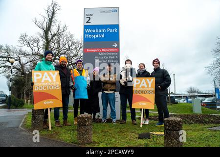 Slough, Berkshire, Großbritannien. 14. März 2023. Junior Doctors streiken vor dem Wexham Park Hospital in Slough Berkshire am zweiten Tag der Junior Doctors 72 Stunde Streik über Gehalt, Renten und Arbeitsbedingungen. Es wird erwartet, dass Berater und leitende Ärzte Deckung bieten, aber viele geplante Krankenhaustermine werden in ganz England abgesagt. Kredit: Maureen McLean/Alamy Live News Stockfoto